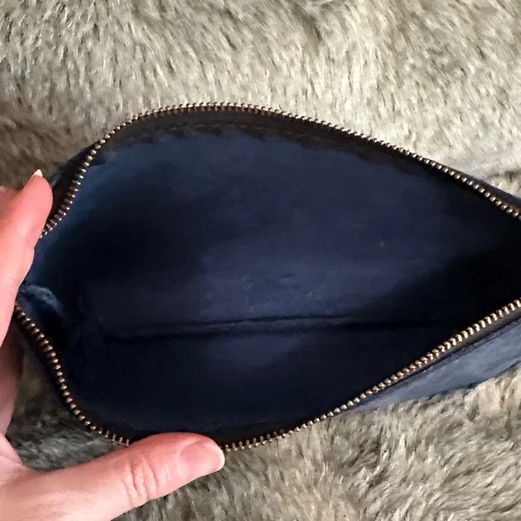 Portland Leather Deep Water Utility Bag - Picture 2 of 4